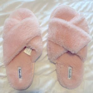 Brand new- Splendid faux fur sandals in pink. Size S/M
